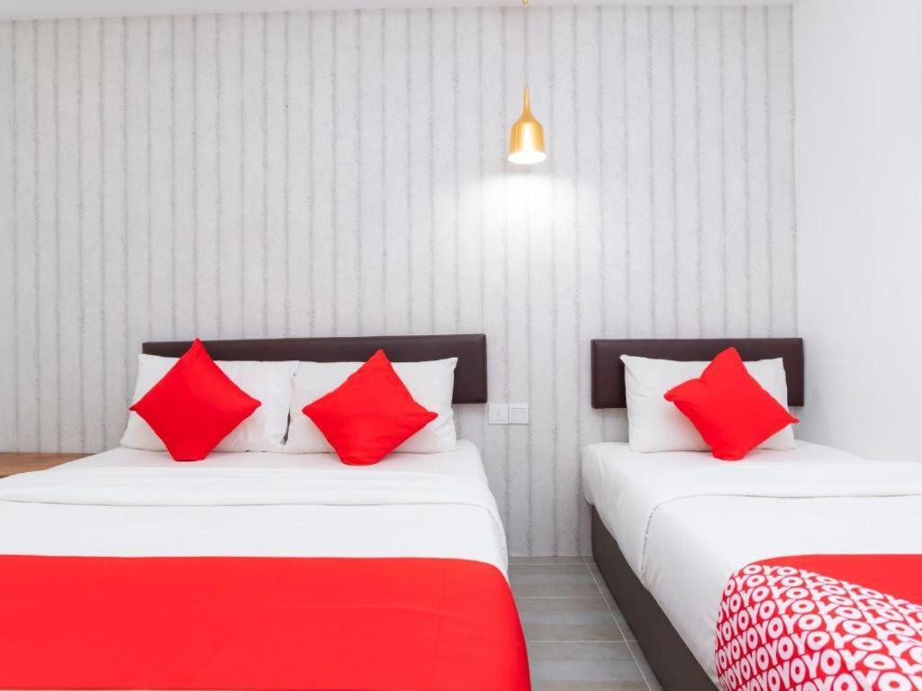 Big Big Hotel Johor Bahru Bagian luar foto